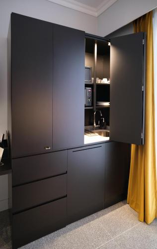 Black & White One-Bedroom Suite image 7