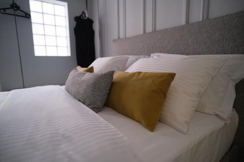 Black & White One-Bedroom Suite image 3