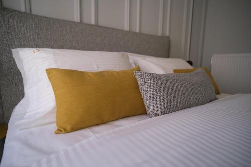 Black & White One-Bedroom Suite image 1
