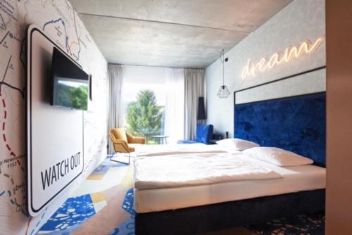 2 twin beds, 1 sofa bed
