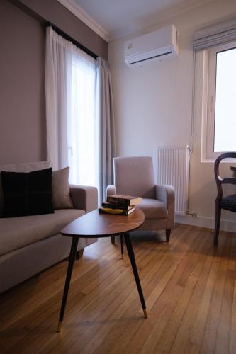 Purple One-Bedroom Suite image 9