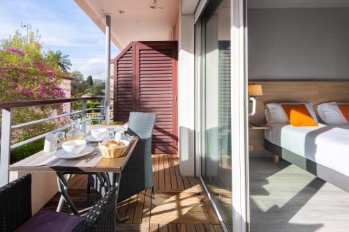 Studio Twin Room with Pool View