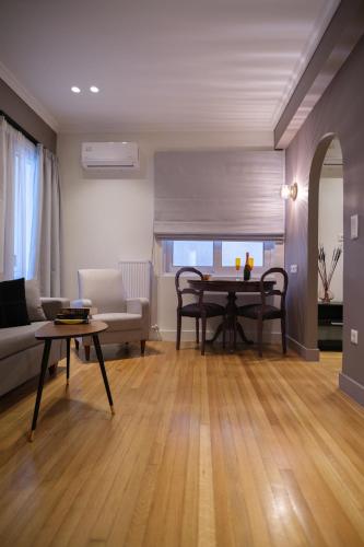 Purple One-Bedroom Suite image 2