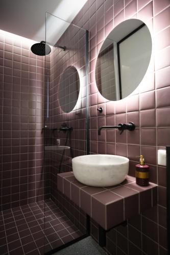 Purple One-Bedroom Suite image 3