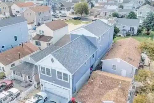 The Salt Life- Entire Home 8 Bdrm 3bath & GameRoom - image 8