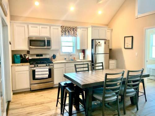 The Salt Life- Entire Home 8 Bdrm 3bath & GameRoom - image 11