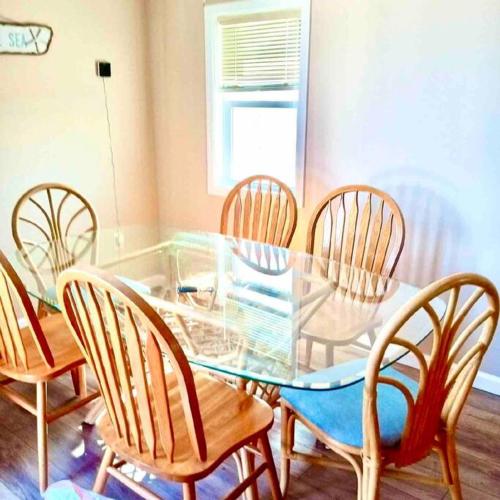 The Salt Life- Entire Home 8 Bdrm 3bath & GameRoom - image 3