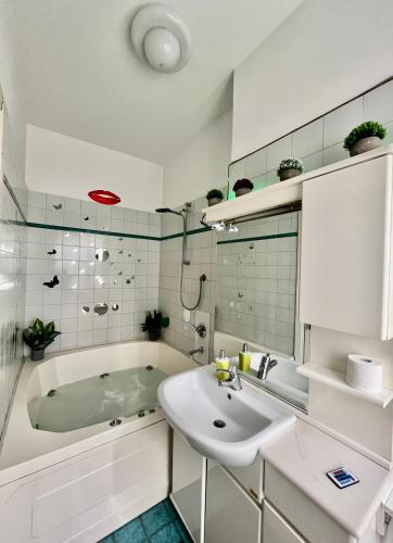 Bathroom, Jacuzzi Apartment in Lambrate