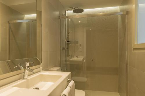 Quadruple Room image 10