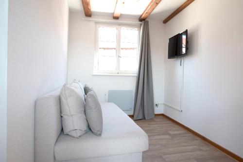 One-Bedroom Apartment image 6