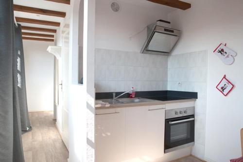 One-Bedroom Apartment image 4