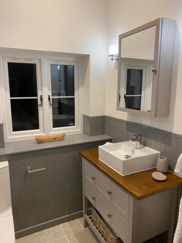 Gower Villa Luxury Cottage, 2 bedroom en-suite with Hot Tub