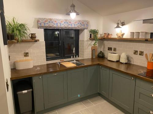 Gower Villa Luxury Cottage, 2 bedroom en-suite with Hot Tub