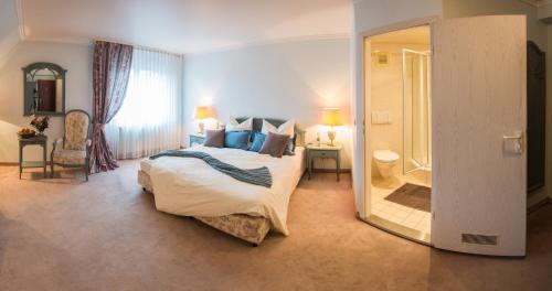 Hotel & Restaurant Zum Vater Rhein in มอนไฮม์ อัม ไรน์