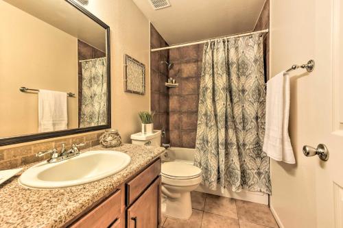 Family Home with Fire Pit Walk to Golf Course and Park - image 17