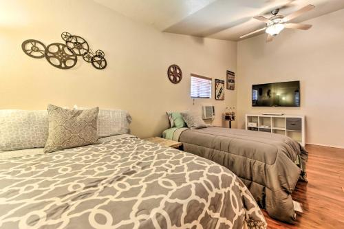 Family Home with Fire Pit Walk to Golf Course and Park - image 25