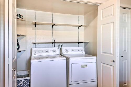 Family Home with Fire Pit Walk to Golf Course and Park - image 33