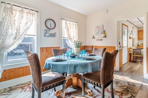 บริการและสิ่งอำนวยความสะดวก, Cottage in the Falls, 2 b, 2 bath, fireplace in กูยาโฮกา ฟอลส์ (OH)