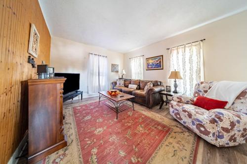 Cottage in the Falls, 2 b, 2 bath, fireplace in กูยาโฮกา ฟอลส์ (OH)