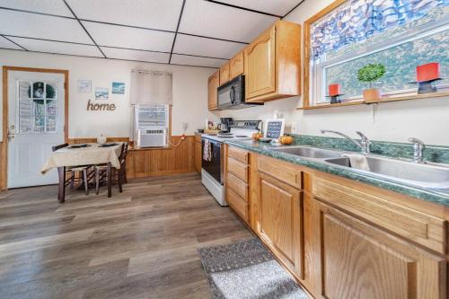 Cottage in the Falls, 2 b, 2 bath, fireplace in กูยาโฮกา ฟอลส์ (OH)