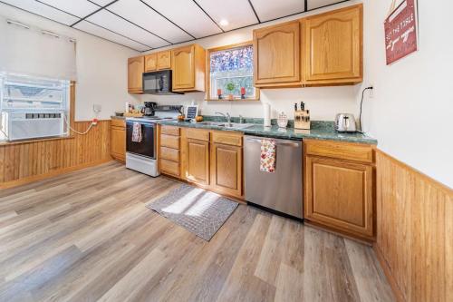 Cottage in the Falls, 2 b, 2 bath, fireplace in กูยาโฮกา ฟอลส์ (OH)