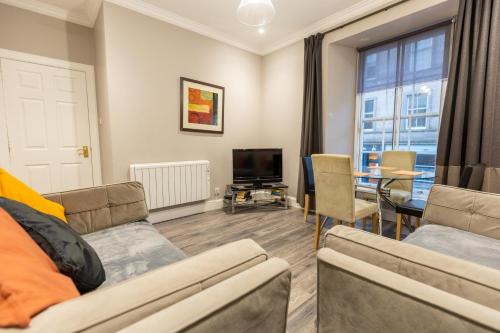 Two Bedroom Apartment Within Walking Distance to City Centre, Edinburgh