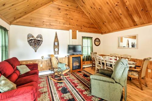 North Creek Cottage in the Adirondacks with Fire Pit in North Creek, USA