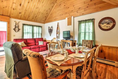 North Creek Cottage in the Adirondacks with Fire Pit in North Creek, USA