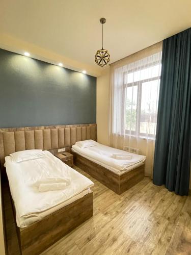 2 twin beds