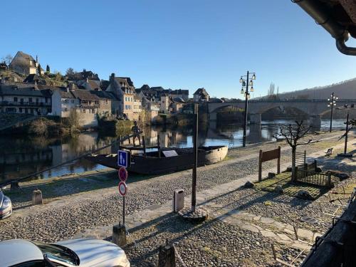 Maison en pierre sur les Quais de la Dordogne - Argentat