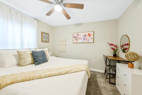 *Lux Modern Townhome * Downtown* King Beds * Duke* in Durham, USA