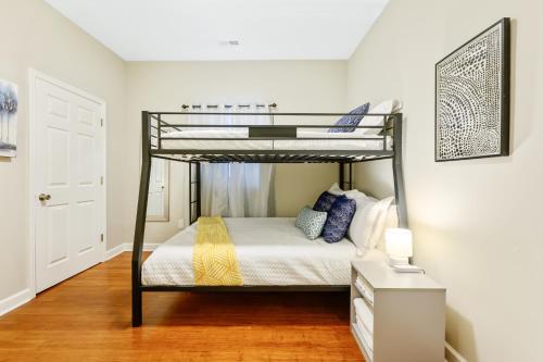 *Lux Modern Townhome * Downtown* King Beds * Duke* in Durham, USA