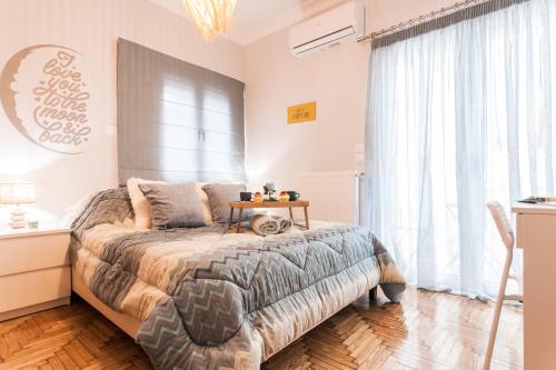Lovely seaside apartment next to Starbucks opposite the beach park of Flisvos 2
