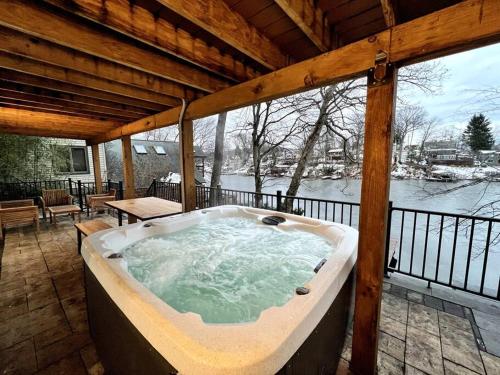 Cozy Cabin on the Lake w/ HotTub in Hopatcong, USA