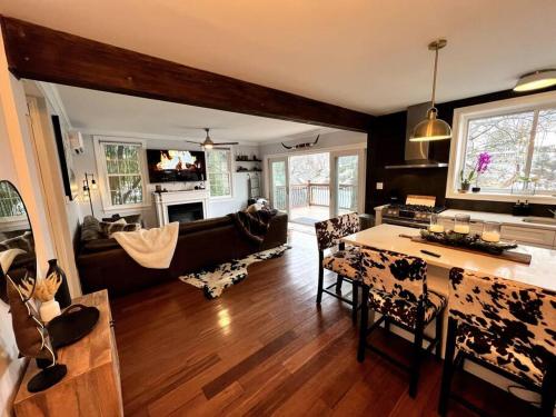 Cozy Cabin on the Lake w/ HotTub in Mount Arlington (NJ)