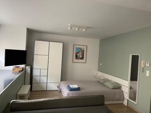 Studio close from train station and shops