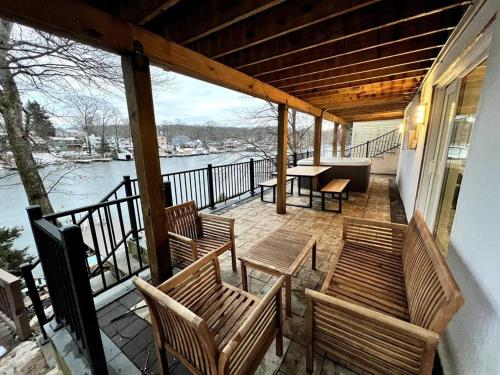 Cozy Cabin on the Lake w/ HotTub in Mount Arlington (NJ)