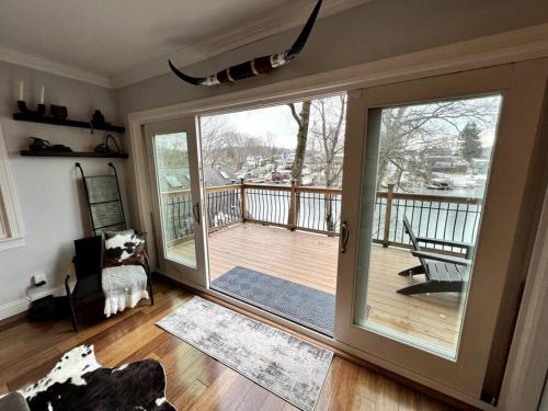 Cozy Cabin on the Lake w/ HotTub in Mount Arlington (NJ)