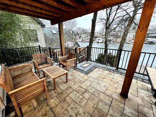 Cozy Cabin on the Lake w/ HotTub in Mount Arlington (NJ)