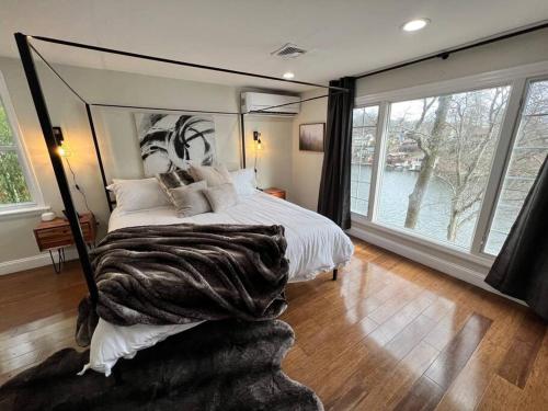 Cozy Cabin on the Lake w/ HotTub in Mount Arlington (NJ)