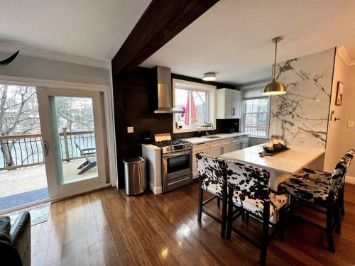 Cozy Cabin on the Lake w/ HotTub in Mount Arlington (NJ)