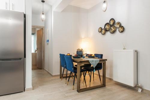 Lovely seaside apartment next to Starbucks opposite the beach park of Flisvos 4