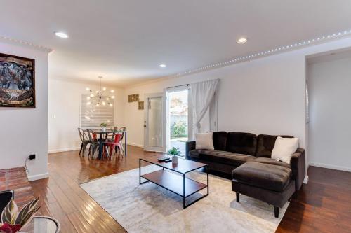 Valley Modern Glam Charmer in Reseda, USA