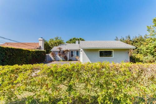 Valley Modern Glam Charmer in Reseda, USA