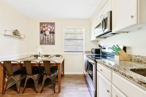 Dapper Digs - King Bed - Long Term Stays - Duke, Durham (zdjęcie 3)