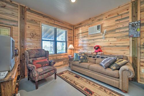 Sardis Serenity 1 BR Clayton Cabin with Lake View in Clayton, USA
