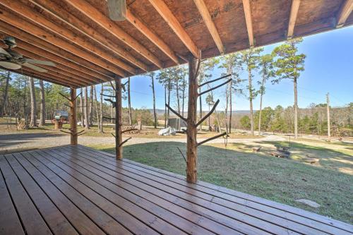 'Sardis Serenity' 1 BR Clayton Cabin w/ Lake View in Haileyville