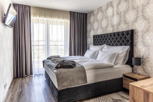 1 queen bed, 1 sofa bed