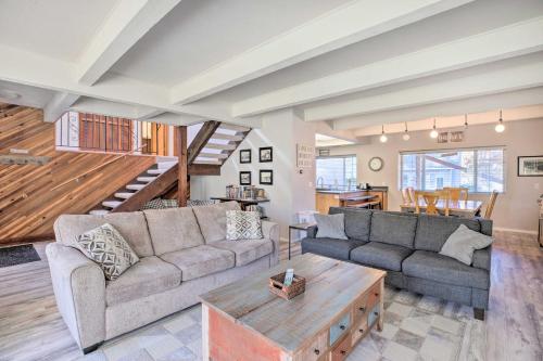 Pet-Friendly Rockaway Beach Home w/ Fire Pit! in Rokeveibīča (OR)