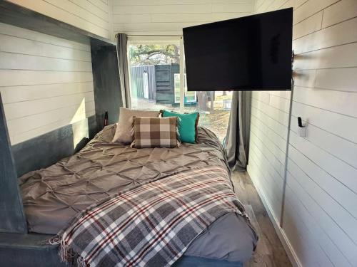 TCR @ 290 Wine Trail #11 - New 40 unit sleeps 4! in Hye, USA